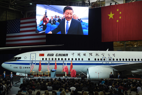 This file picture taken on September 23, 2015 shows Chinese President Xi Jinping (on screen) touring a 737-800 aircraft at the Boeing assembly line in Everett, Washington (AFP photo)